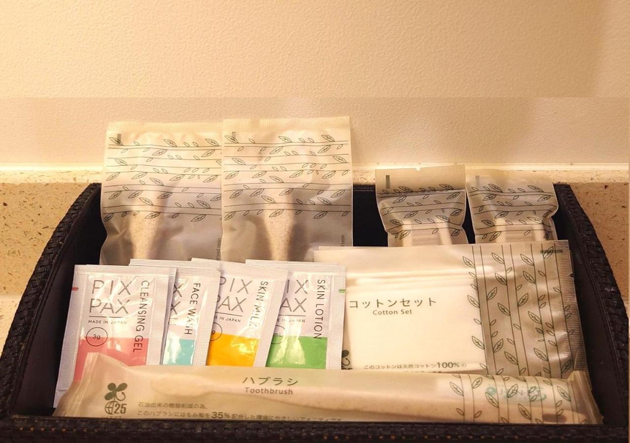 Hotel Monterey Okinawa Spa & Resort Онна Экстерьер фото A selection of toiletries in a hotel bathroom
