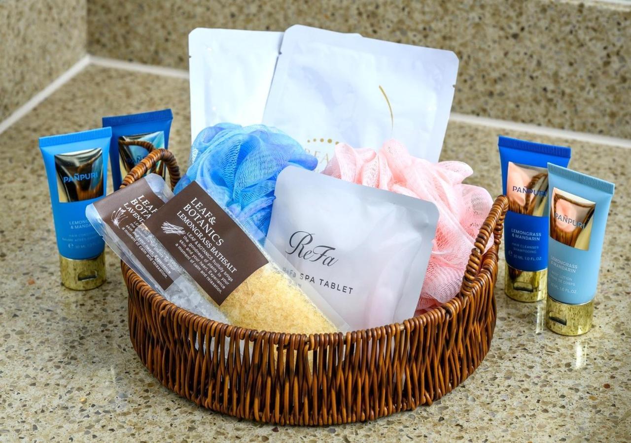 Hotel Monterey Okinawa Spa & Resort Онна Экстерьер фото A selection of toiletries